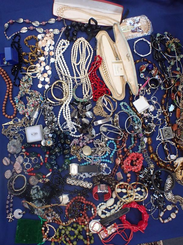 A COLLECTION OF COSTUME JEWELLERY