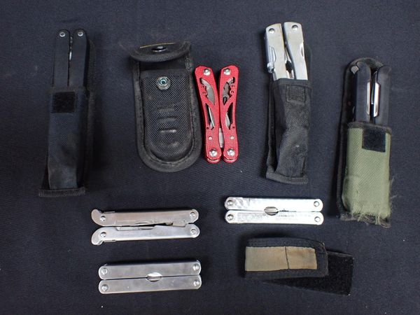 A QUANTITY OF FOLDING TOOLS