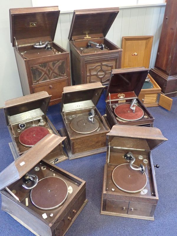 A COLLECTION OF OAK AND MAHOGANY CASED GRAMOPHONES