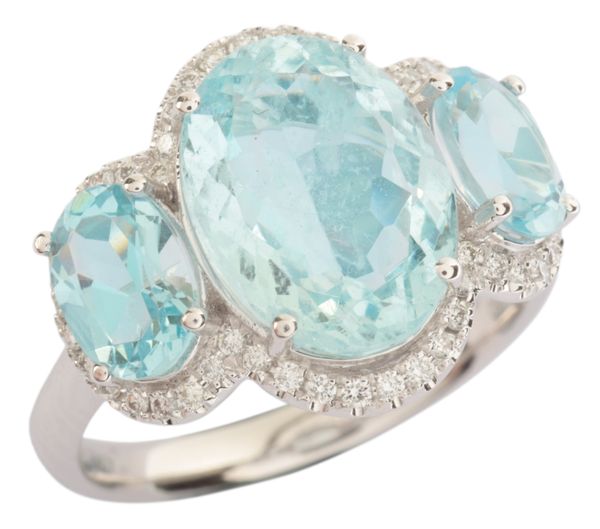 AN AQUAMARINE AND DIAMOND THREE STONE RING