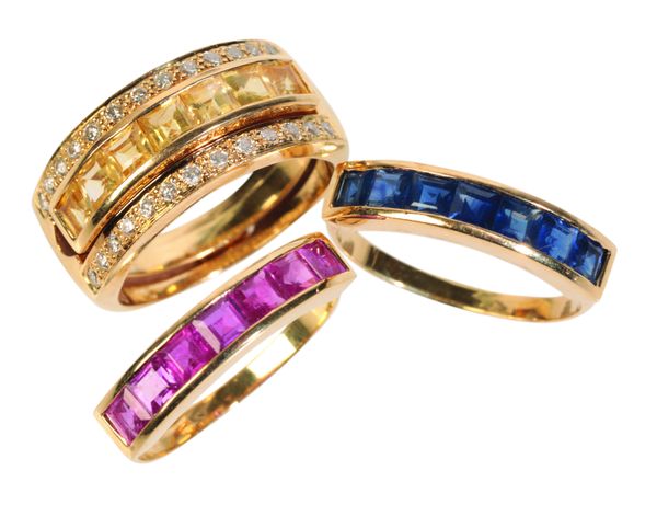 A GOLD DIAMOND RING WITH INTERCHANGEABLE INSERTS