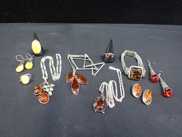 A COLLECTION OF AMBER JEWELLERY