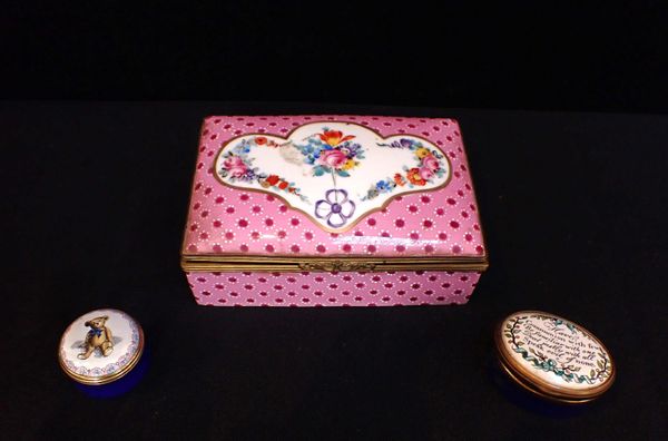 A DRESDEN PORCELAIN BOX