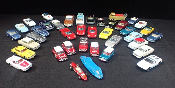 A COLLECTION OF LOOSE CORGI DIECAST CARS