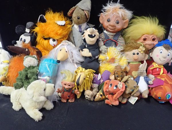 A COLLECTION OF CHARACTER TOYS