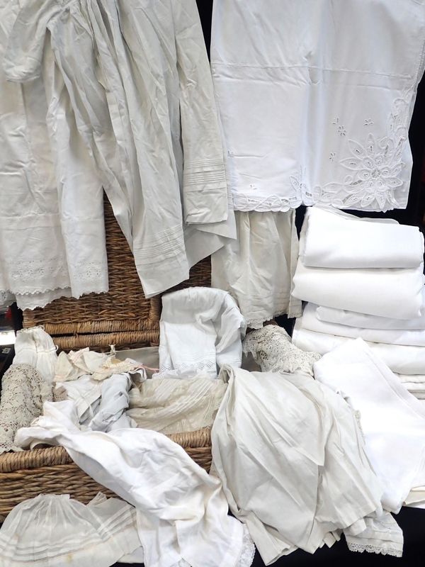 A QUANTITY OF VINTAGE LINENS