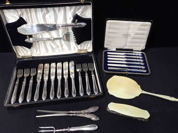 A GEORGE V SILVER HANDLED FISH EATING SET