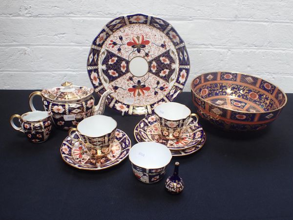 A COLLECTION OF ROYAL CROWN DERBY IMARI ITEMS AND A WILTON WARE BOWL