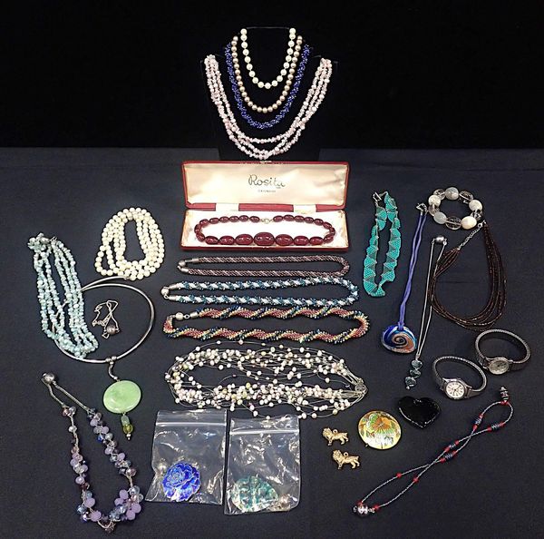 A CHERRY AMBER NECKLACE