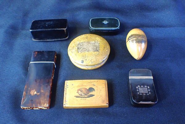 A HORN AND YELLOW METAL SNUFF BOX