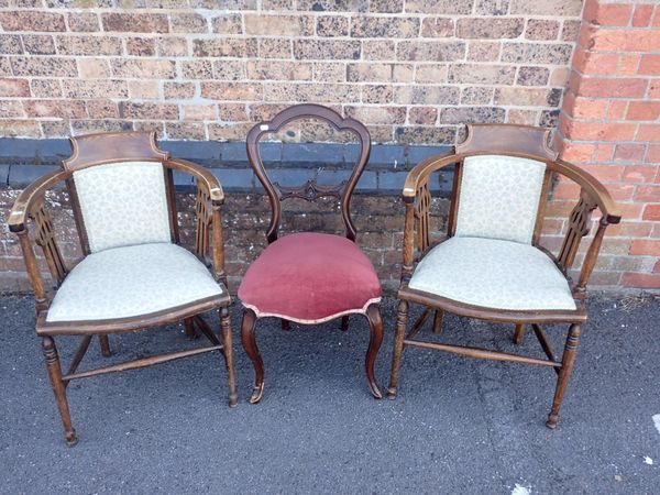 A PAIR OF EDWARDIAN BEECH FRAMED TUB ARMCHAIRS