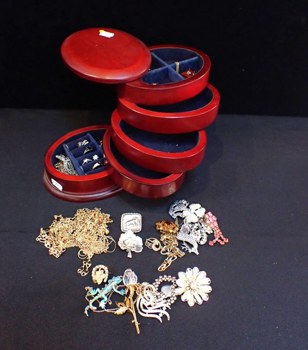 A QUANTITY OF COSTUME JEWELLERY