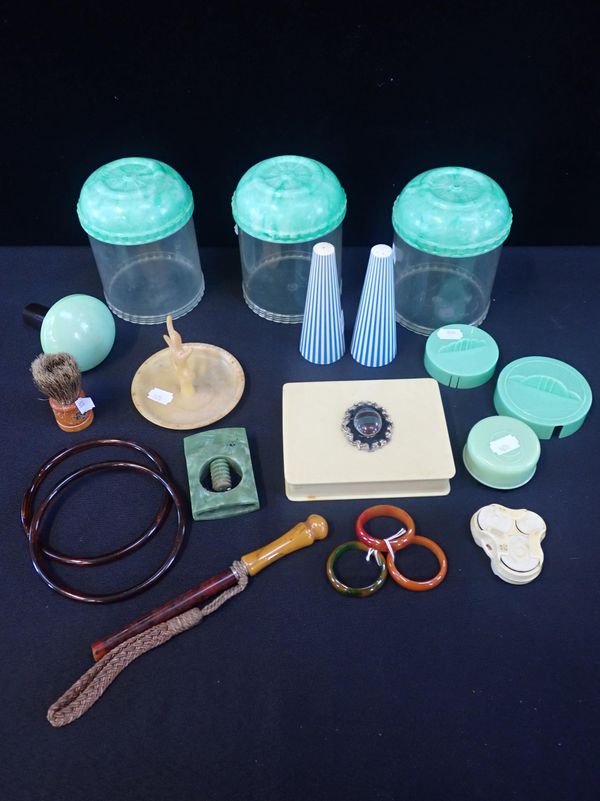 A COLLECTION OF VINTAGE BAKELITE AND PLASTIC ITEMS