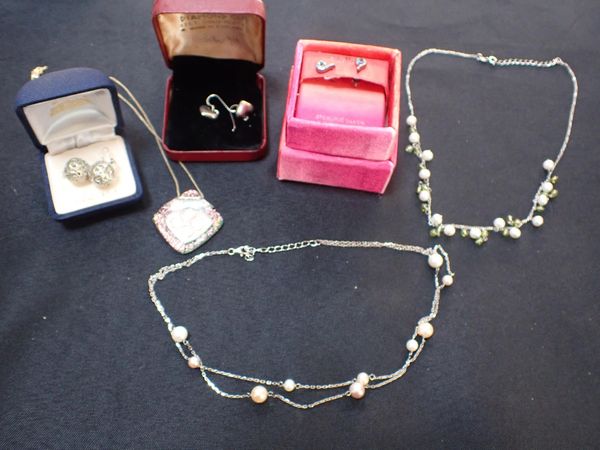 A SMALL QUANTITY OF JEWELLERY