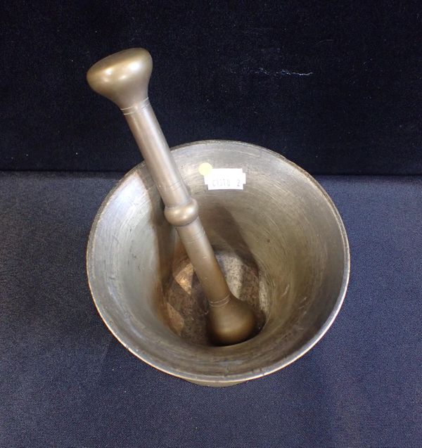 A 17th/18th CENTURY BRONZE MORTAR AND PESTLE