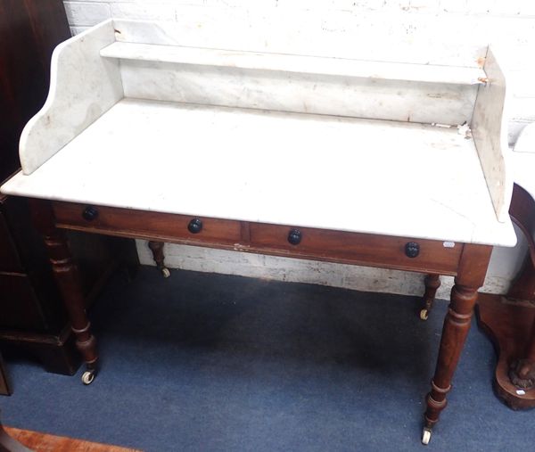A VICTORIAN MAHOGANY WASH STAND