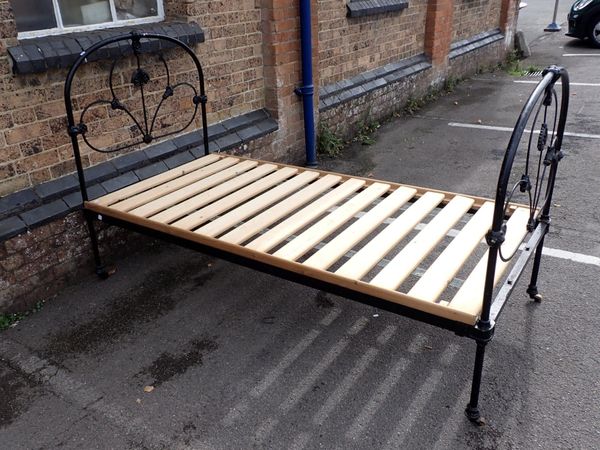 A VICTORIAN IRON COTTAGE BEDSTEAD