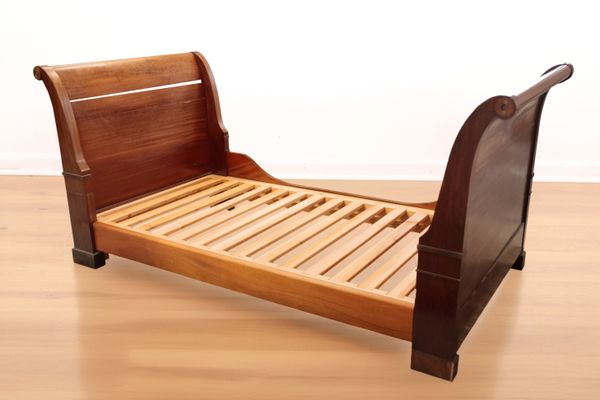 A MAHOGANY BATEAU LIT SINGLE BED