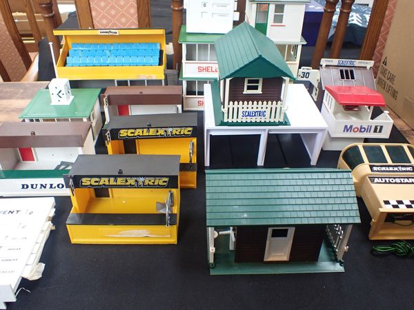 A QUANTITY OF SCALEXTRIC BUILDINGS