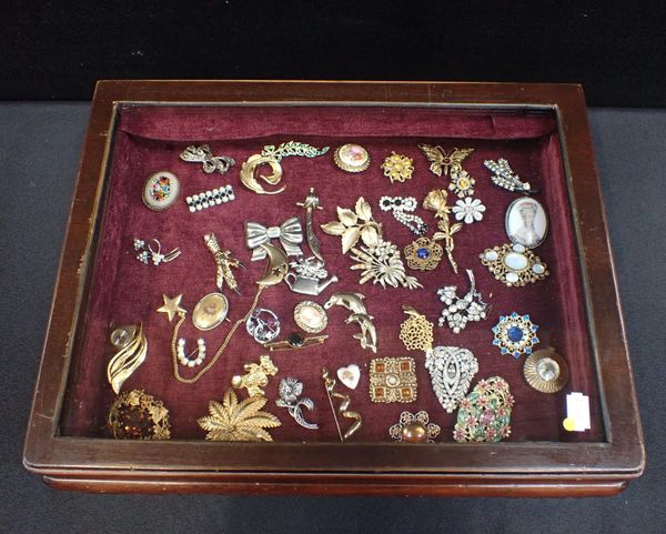 A COLLECTION OF VINTAGE BROOCHES