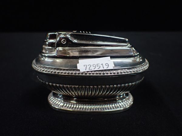 A RONSON ‘QUEEN ANNE’ SILVER PLATED LIGHTER