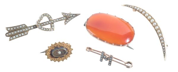 A COLLECTION OF BROOCHES