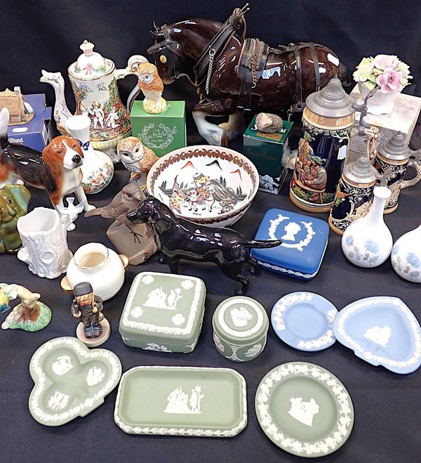 A QUANTITY OF DECORATIVE CERAMICS