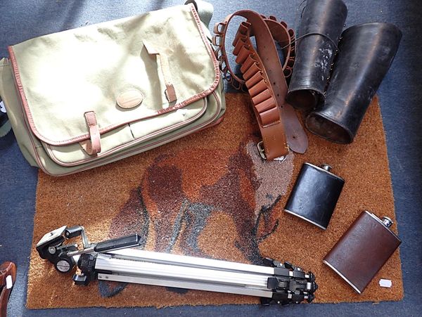 A 'SHAKESPEARE' CANVAS SPORTS BAG