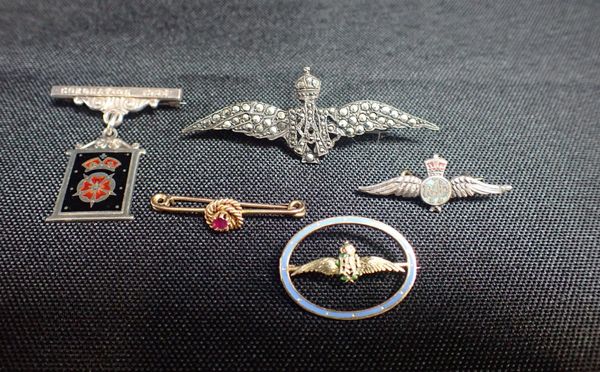AN 18ct GOLD AND ENAMELLED RAF SWEETHEART BROOCH