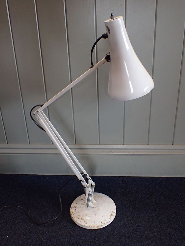 AN ANGLEPOISE STYLE DESK LAMP