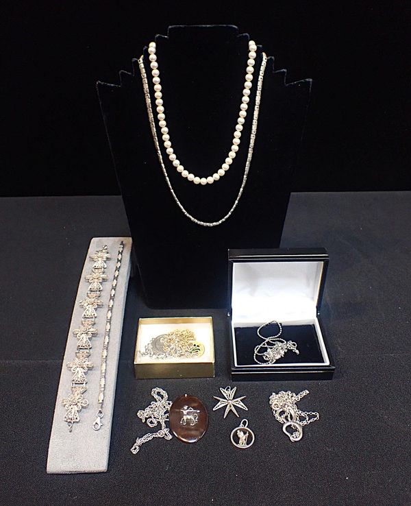 A COLLECTION OF SILVER JEWELLERY