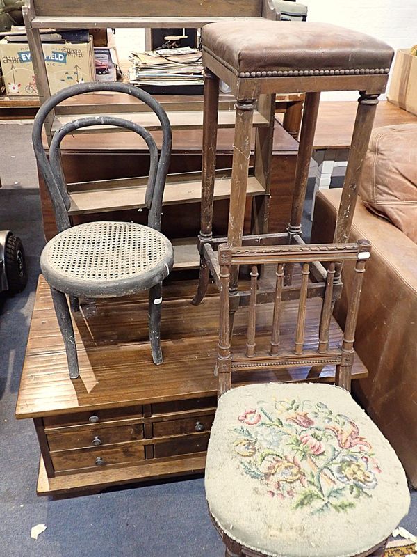 A HARDWOOD COFFEE TABLE/CHEST