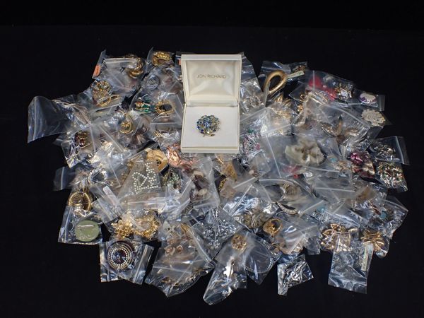 A QUANTITY OF COSTUME BROOCHES