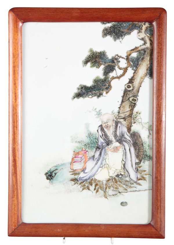 A CHINESE PORCELAIN FAMILLE ROSE PLAQUE