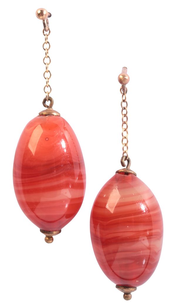 A PAIR OF BANDED AGATE DROP EARRINGS