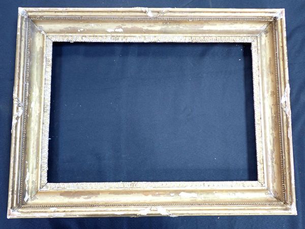 A 19th CENTURY GILT PICTURE FRAME