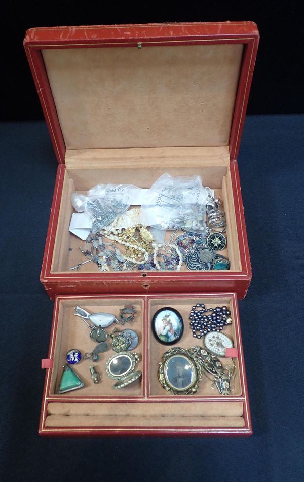A COLLECTION OF COSTUME JEWELLERY