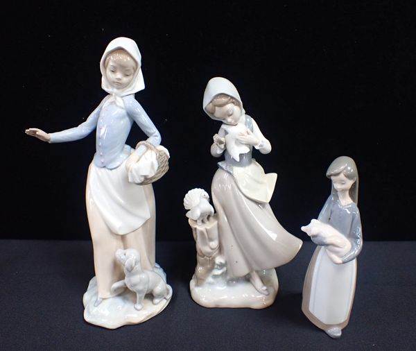 A COLLECTION OF LLADRO FIGURES