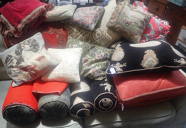 A QUANTITY OF SCATTER CUSHIONS