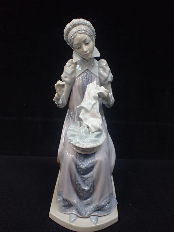 LLADRO: SEWING A TROUSSEAU