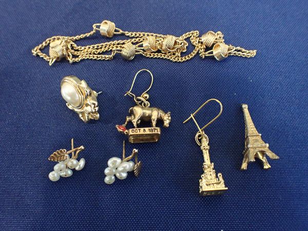 A COLLECTION OF COSTUME JEWELLERY