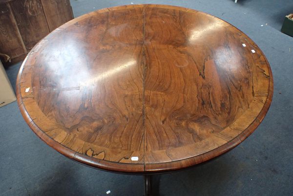 A VICTORIAN ROSEWOOD CIRCULAR BREAKFAST TABLE