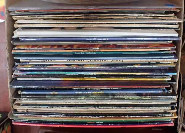 A QUANITY OF VINYL LPs