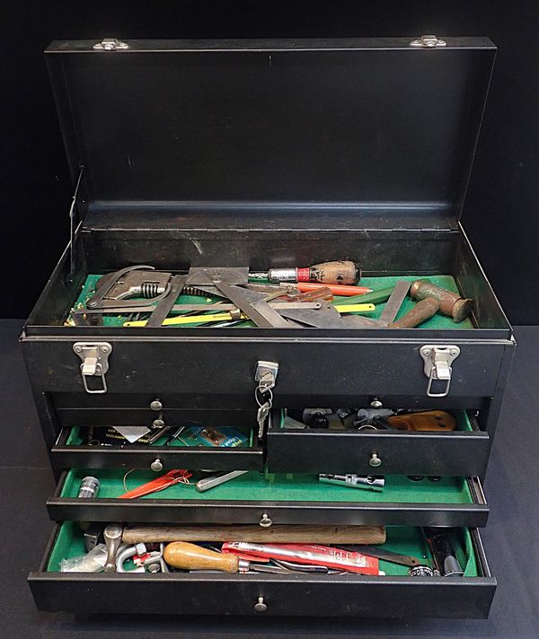 A LOCKABLE METAL TOOL CHEST