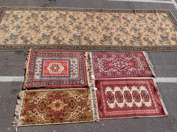A 1930s MACHINE MADE RUG, WITH GREEK KEY BORDER