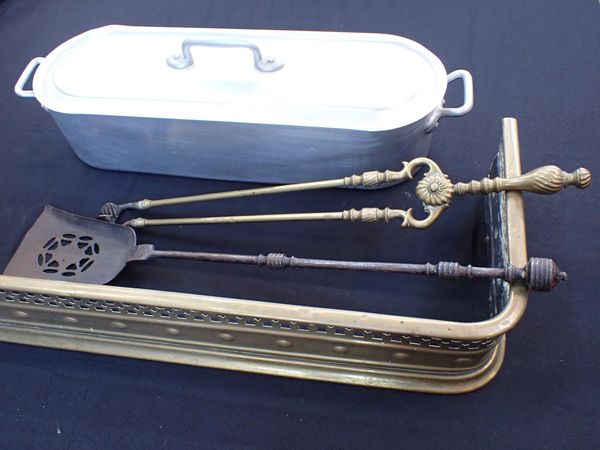 A 19th CENTURY BRASS FENDER,  BRASS TONGS