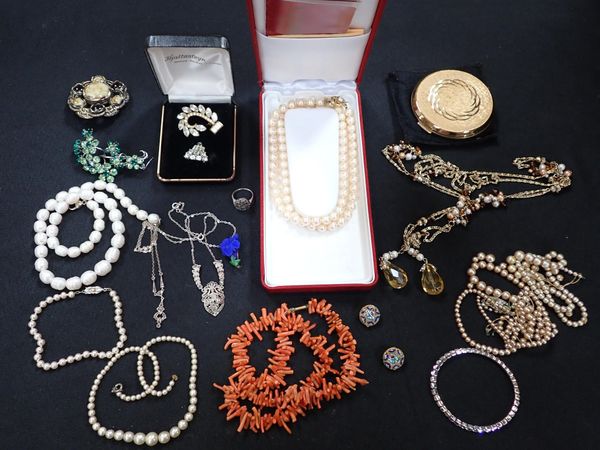 A QUANTITY OF COSTUME JEWELLERY