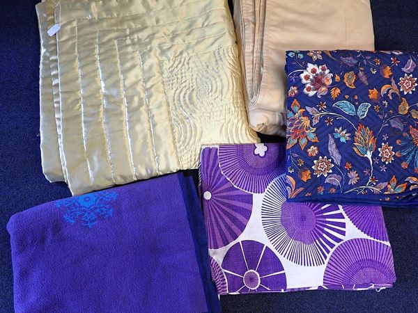 A QUANTITY OF BEDCOVERS AND THROWS