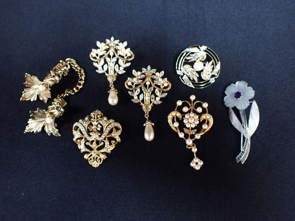 A COLLECTION OF COSTUME BROOCHES