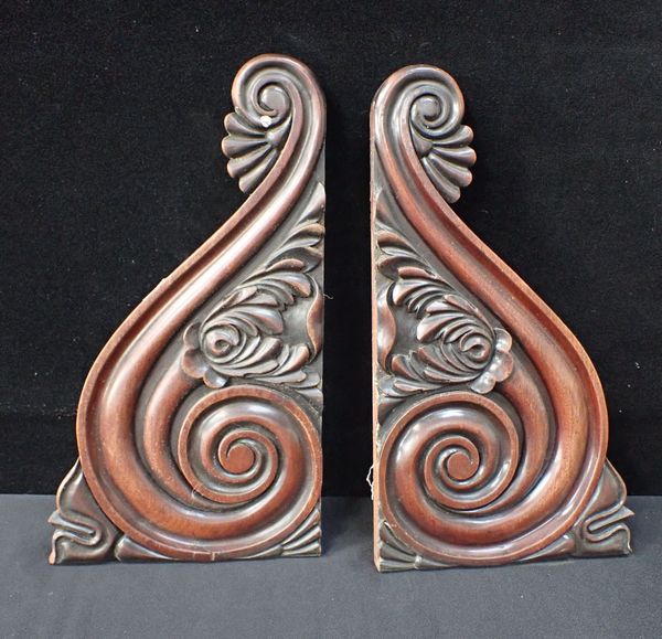 A PAIR OF WILLIAM IV CARVED MAHOGANY BRACKETS